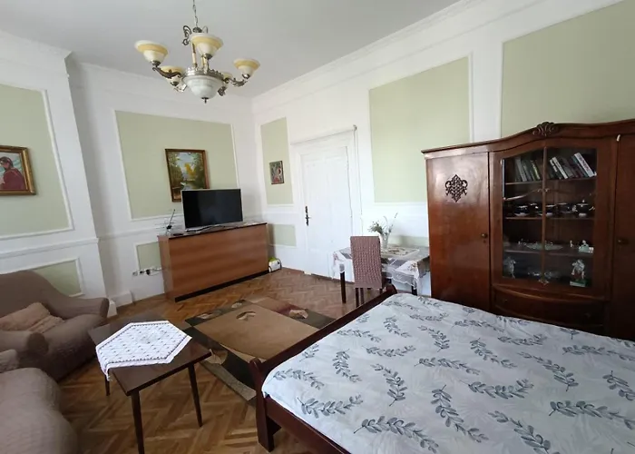 старовинні у центрі міста Apartman Ungvár